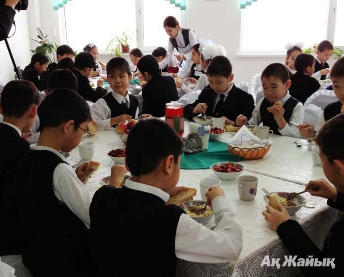 Цены в казахстанских школьных столовых с 1 сентября будут, как в ресторане