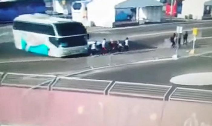 Полицейского, снявшего на видео наезд автобуса на спортсменок в Баку, уволили 
