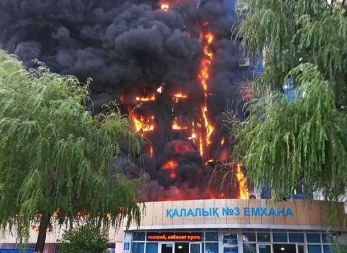Пожар в Таразе: горит здание аппарата акима