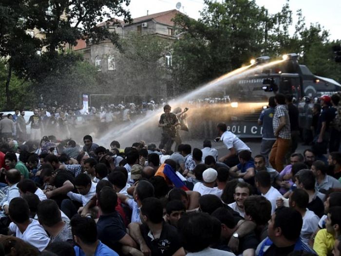 На задержанных в Ереване протестующих завели уголовное дело о хулиганстве