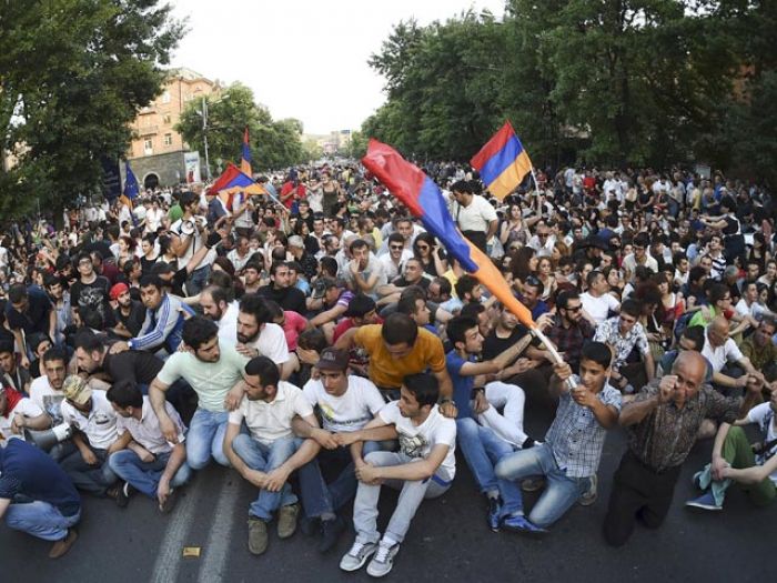 Протестующие в Ереване возвели баррикады, выдвинули требования