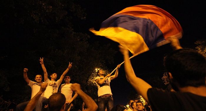 Протестущие смогли провести в центре Еревана еще одну ночь