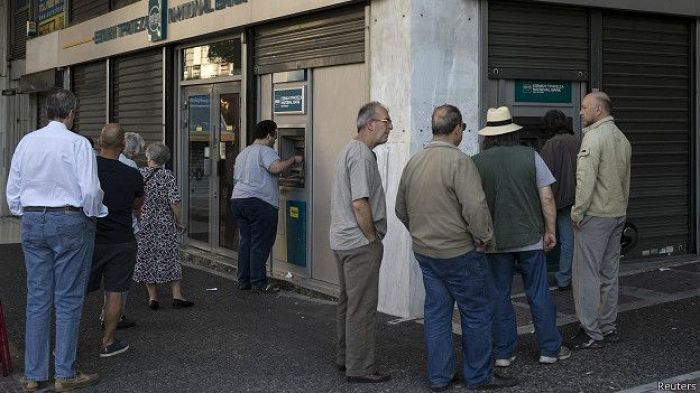 Греция на неделю закрыла банки и ввела лимит на снятие наличных