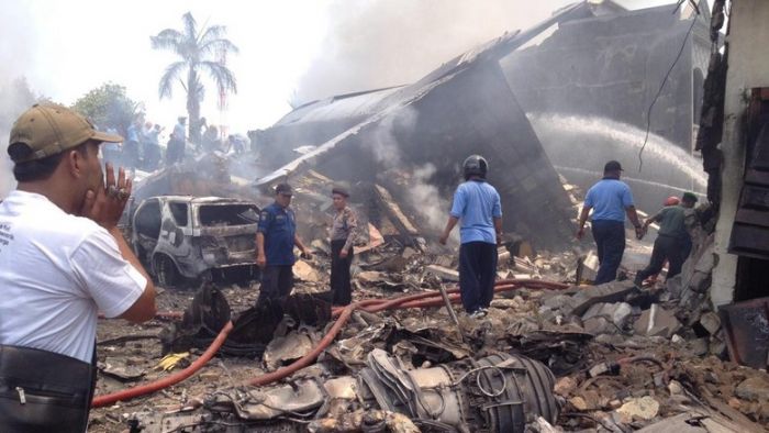 Военный самолет упал на отель в Индонезии, 30 человек погибли