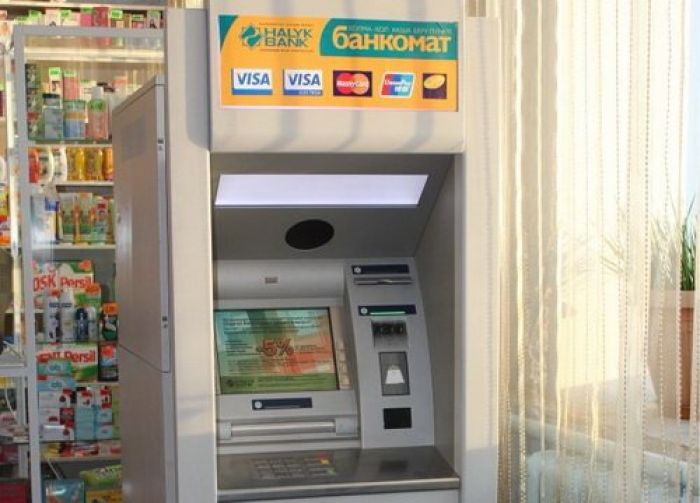 Устройство по хищению данных нашли на банкомате «Халык Банк» в Астане