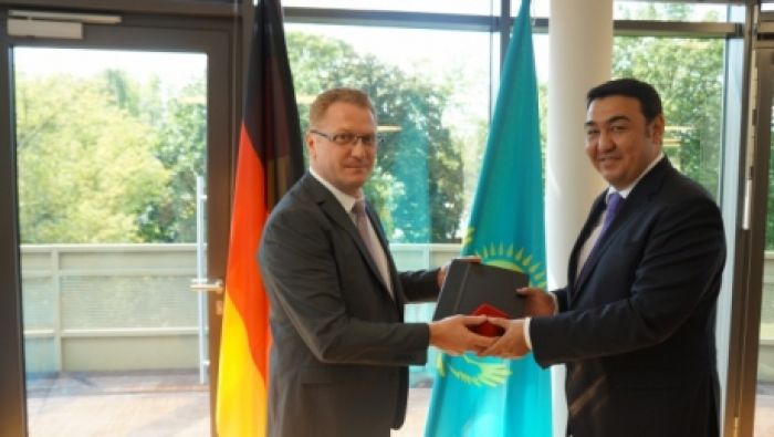Назарбаева наградил медалью союз переселенческих организаций Германии