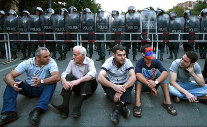 Демонстранты в Ереване выразили вотум недоверия президенту Армении
