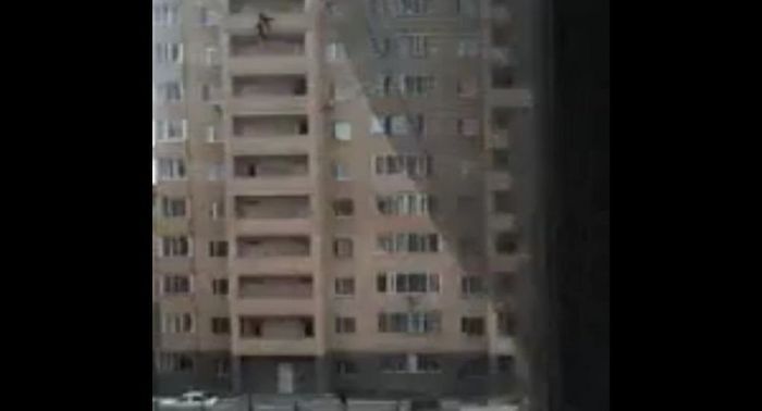 МВД: ​Выбросившиеся с балкона школьницы состояли в "секте готов" 