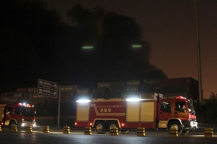 Взрыв и крупный пожар в китайском порту унесли 42 жизни (+фото)
