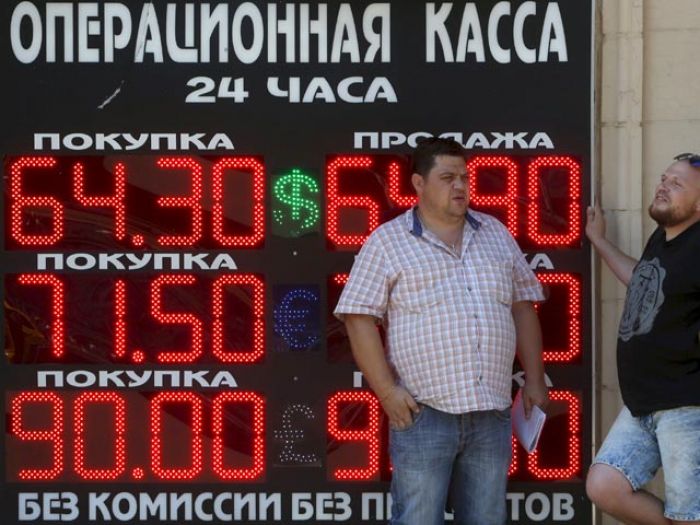 Нефть дешевеет, рубль совершает очередной виток девальвации