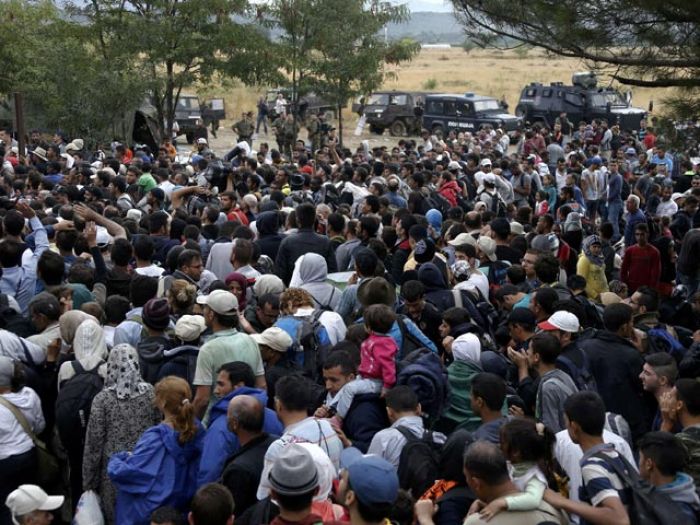 Тысячи беженцев прорвали границу Македонии