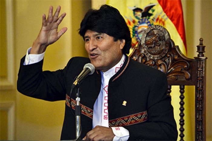Президент Боливии поручил охраннику завязать шнурок на своем ботинке (+видео)