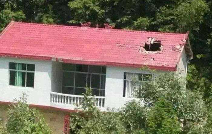 В Китае на крышу дома свалился ракетный двигатель