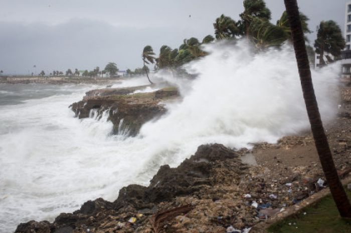 Тропический шторм разрушил карибское государство