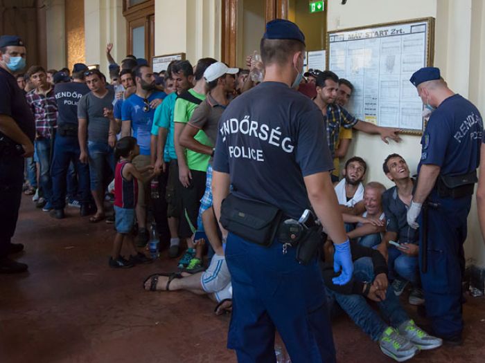 У вокзала в Будапеште мигранты подрались с полицией