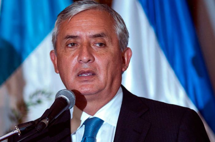 Суд выдал ордер на арест действующего президента Гватемалы