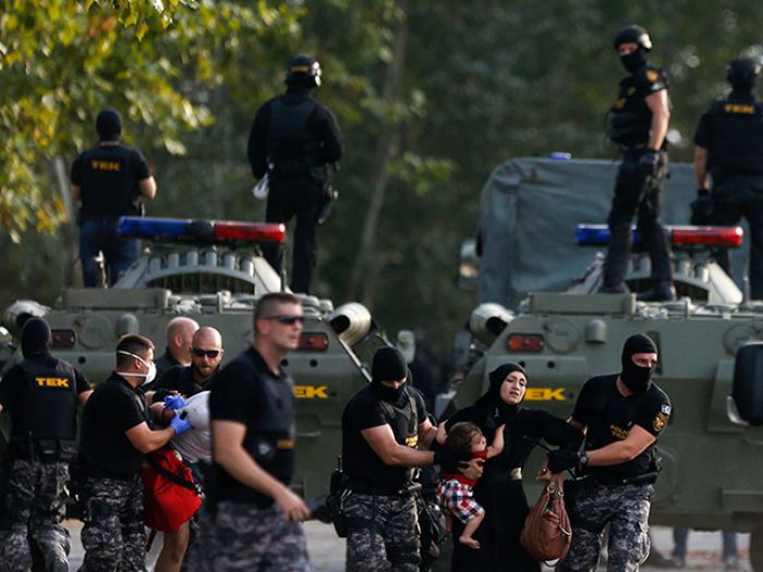 Беженцы штурмуют Венгрию: 20 полицейских получили ранения