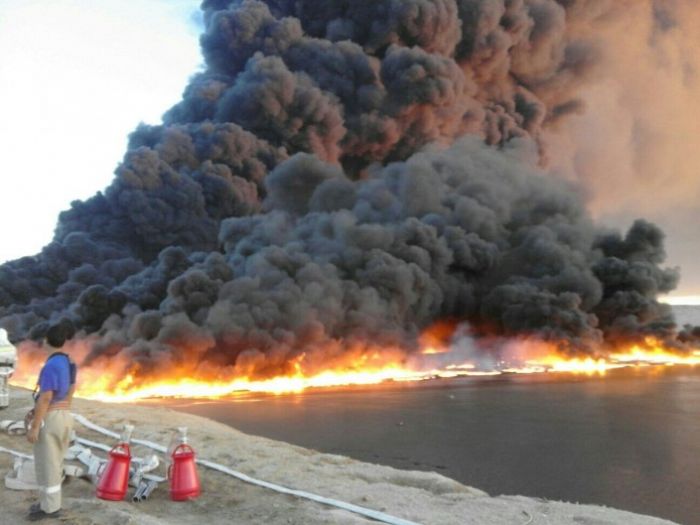 При пожаре в котловане для нефтеотходов близ Жанаозена погиб человек