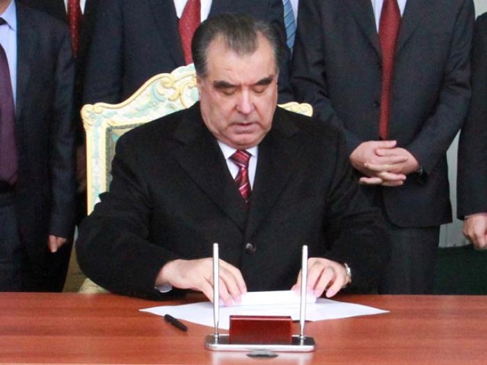 Президент Таджикистана ввел уголовную ответственность за колдовство