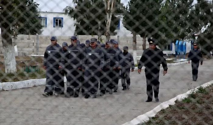 Преступников из казахстанских колоний начали выпускать за деньги