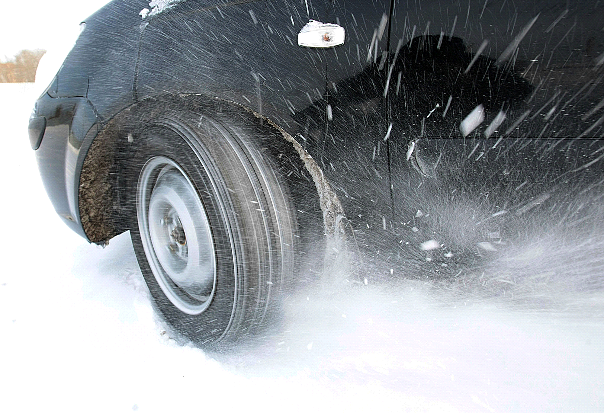 Следы эксплуатации автомобиля. Машина в снегу. Колесо буксует в снегу. Буксующий автомобиль. Шины автомобиля зимой.