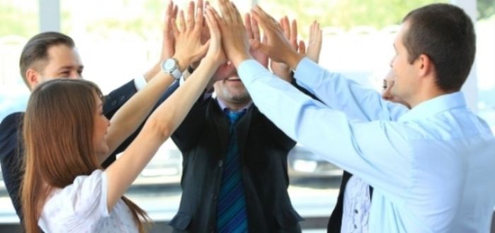 Ослабленный тенге побуждает компании сокращать расходы на персонал