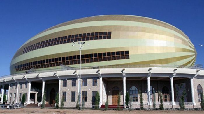 В Таджикистане построили чайхану в форме гигантской дыни