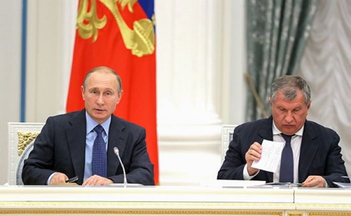 Путин потребовал прекратить использование валюты во внутренних расчетах