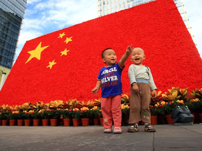 Китай разрешил всем семьям иметь двоих детей  