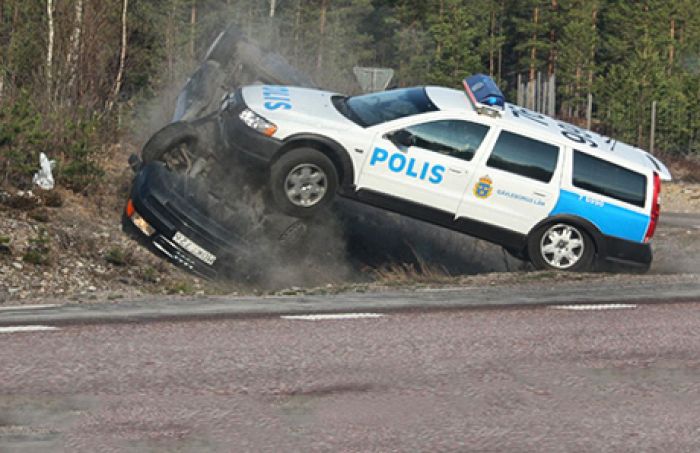 Полиции Казахстана разрешили таранить авто нарушителей