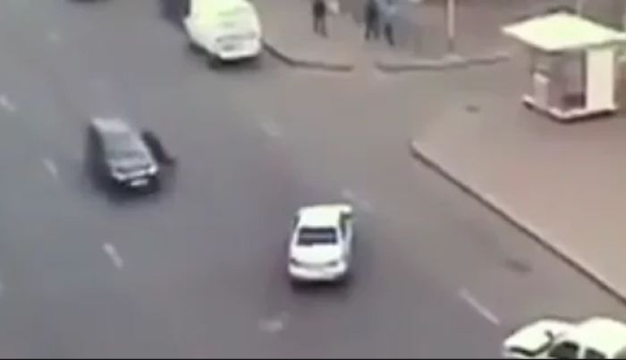 В Астане полицейский остановил нарушителя, зацепившись за руль (+видео)