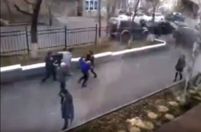 Видео с похищением невесты из колледжа в Алматы появилось в Сети