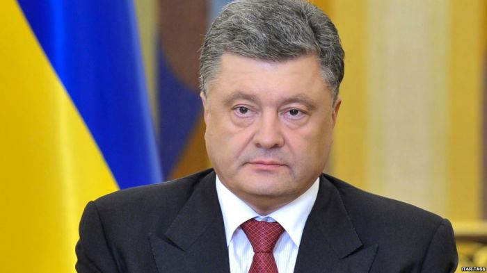 Порошенко согласился заменить в украинских паспортах русский язык на английский