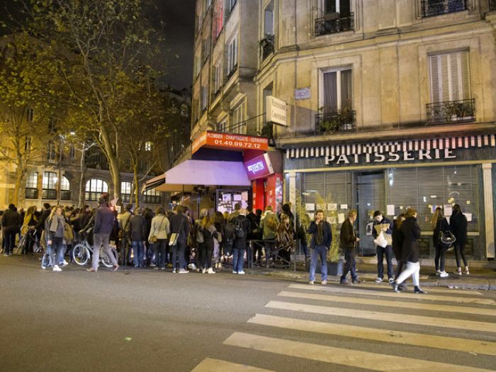 Видео атаки террористов на ресторан в Париже попало в интернет