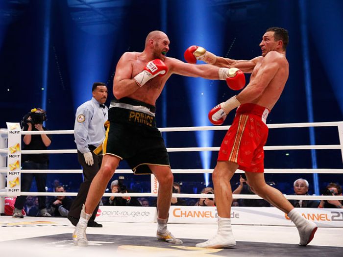 Боксер Тайсон Фьюри отобрал у Владимира Кличко все чемпионские титулы