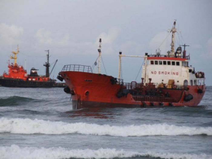 Сахалин: из-за севшего на мель танкера загрязнено 3,5 км берега