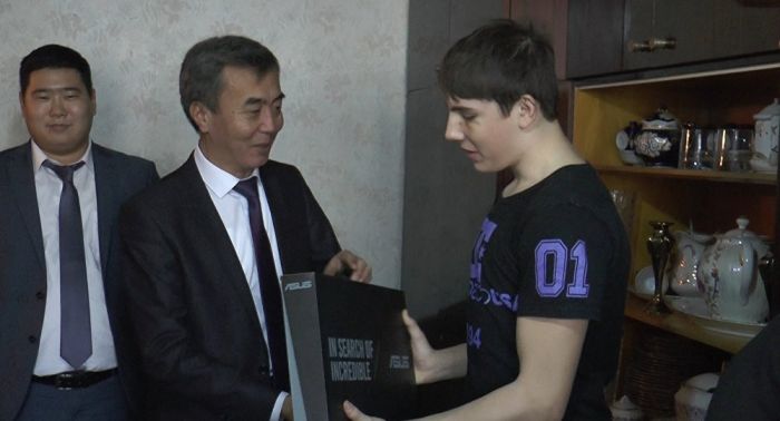 Задержавшего грабителя подростка поощрили в Алматы