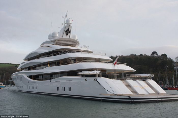 СМИ запечатлели яхту казахстанского миллиардера Машкевича за 150 млн евро в британском порту