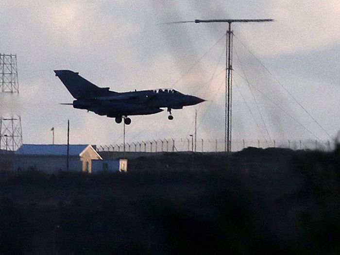 Британские самолеты Tornado нанесли первые удары по позициям ИГ в Сирии