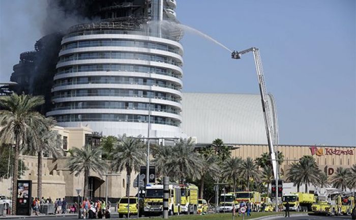 ​Пожарные всю ночь боролись с огнем в отеле-небоскребе в Дубае