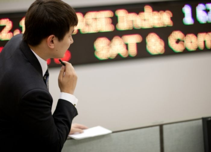 Изменились правила установления официального курса тенге к доллару