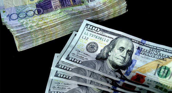 Тенге на KASE обвалился до 351,85 за доллар