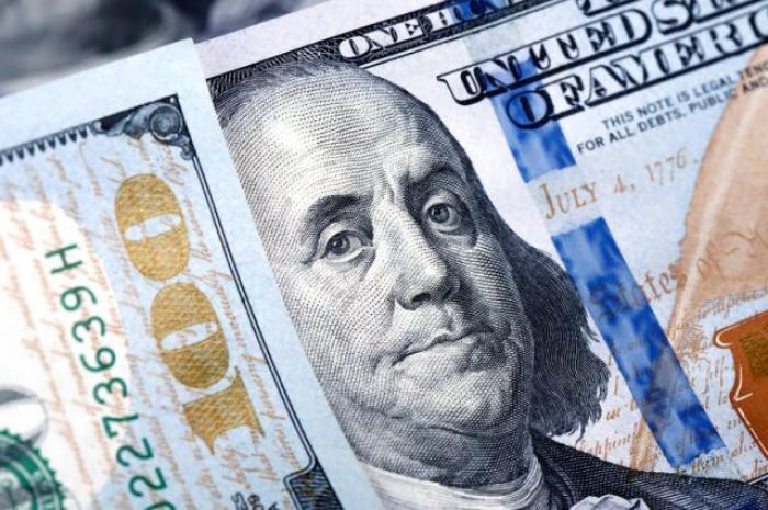 Курс доллара в обменниках поднялся до 370 тенге