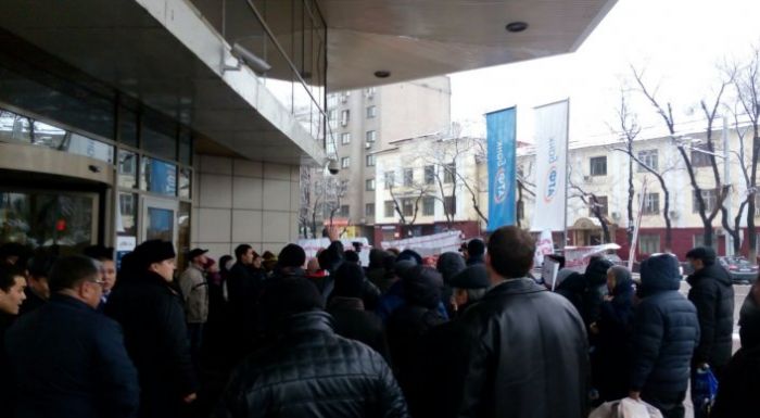 Банки прокомментировали швыряние ипотечниками "последней одежды" в Алматы