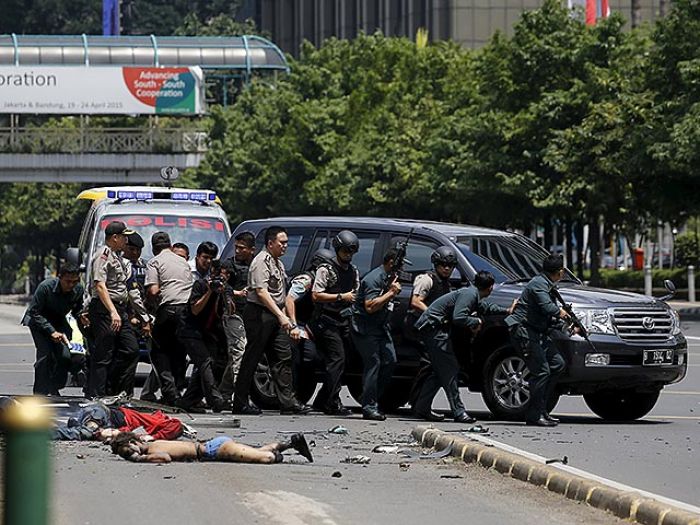 Серия взрывов в Индонезии: погибли не менее пяти человек
