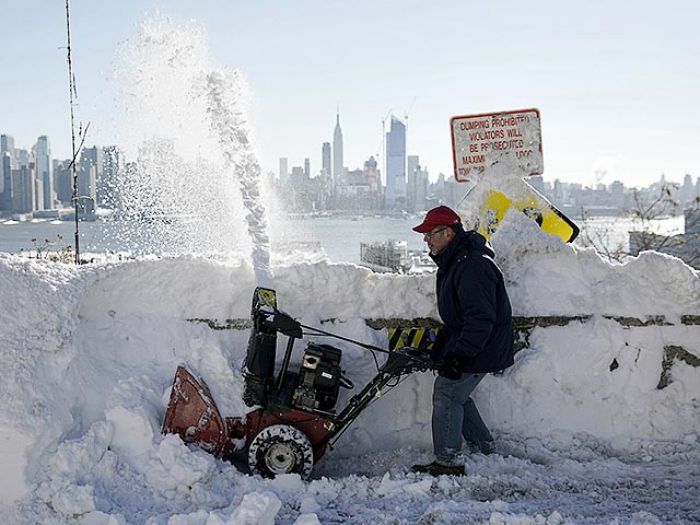 Нью-Йорк оживает после снежной бури, которая унесла 19 жизней