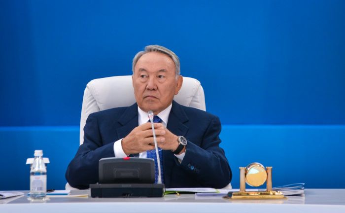 Назарбаев признал, что мог бы сделать курс Т1/$1
