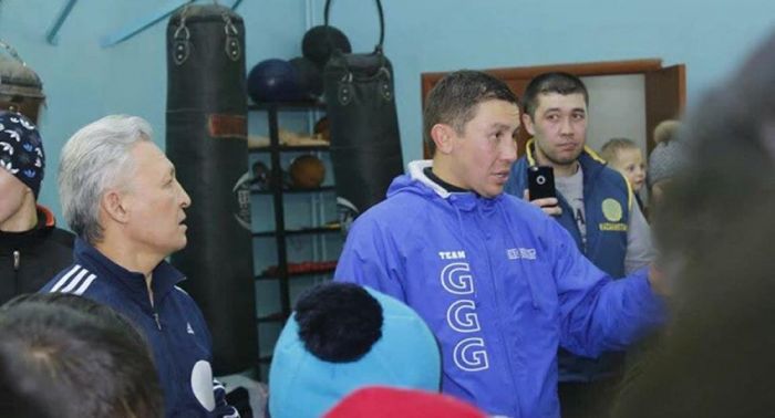 Головкин подарил боксерские перчатки карагандинским школьникам