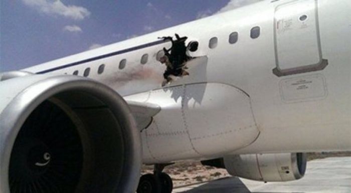 Казахстанцы были на борту самолета, приземлившегося с дырой в фюзеляже в Сомали