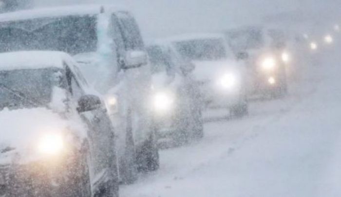 Пять автобусов и около 100 автомашин вызволены из снежных заносов в ВКО